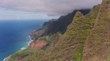 Kauai, Hawaii 2018 dolaylarında, Kauai 'nin güzel N' Pali Sahili 'nin havadan görünüşü. Cineflex ve RED Epic-W Helyum ile çekilmiştir..