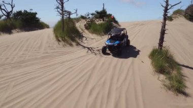 Kum tepelerinde uçan ATV 'nin görüntüsü, Oregon