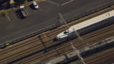 Tokyo, Japonya 2018 dolaylarında. Tokyo 'daki Mermi Treni' nin havadan görüntüsü. Kırmızı kamerayla helikopterden çekilmiş..