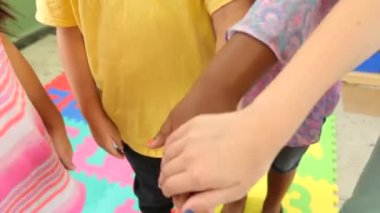 Sınıf arkadaşları el ele tutuşun.