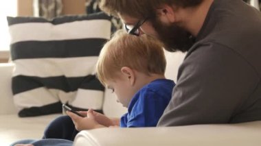 Baba ve oğul birlikte akıllı telefon kullanma
