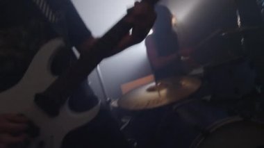 Gitar ve Davullar heavy metal grubunda