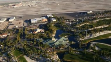 Las Vegas, Nevada, ABD - 26 Kasım 2014: Las Vegas golf sahası ve havaalanı hava manzarası
