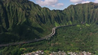 Oahu, Hawaii 2018 dolaylarında. Dağlardan geçen H3 otoyolunun havadan görüntüsü. Cineflex ve RED Epic-W Helyum ile çekilmiştir..