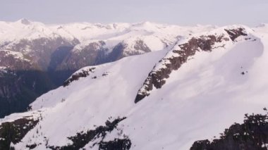 British Columbia, Kanada 2018 dolaylarında. Karla kaplı dağ sırasının havadan görünüşü. Helikopterden Cineflex gimbal ve RED Epic-W kamerasıyla çekildi..