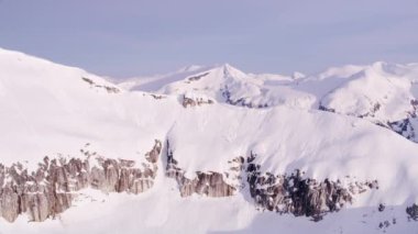 British Columbia, Kanada 2018 dolaylarında. Karla kaplı dağ sırasının havadan görünüşü. Helikopterden Cineflex gimbal ve RED Epic-W kamerasıyla çekildi..