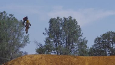 Motocross binici büyüyecek atlama, yavaş hareket