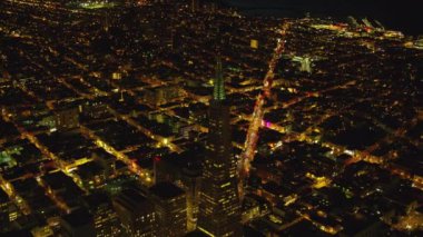 San Francisco, California - 2017 dolaylarında: Transamerica Binası 'nın gece havadan görünüşü