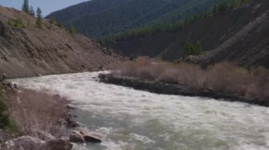 Yellowstone Ulusal Parkı, Wyoming. Yellowstone Ulusal Parkı 'nın havadan görünüşü. Helikopterden Shotover gimbal ve RED 8K kamera ile çekildi..