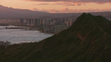 Honolulu, Oahu, Hawaii 2018 civarı. Gün batımında Waikiki ve Diamond Head 'in hava görüntüsü. Cineflex ve RED Epic-W Helyum ile çekilmiştir..
