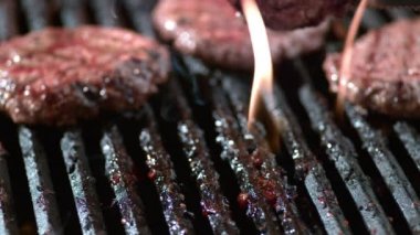 Hamburgerler ağır çekimde, Fantom Flex 4K 'de çekiliyor.