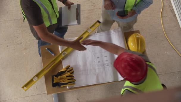 Tres Trabajadores Construcción Estrechando Las Manos Sobre Planos Tiro Cabeza — Vídeos de Stock