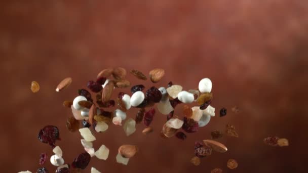 Trail Mix Fliegt Zeitlupe Aufgenommen Auf Phantom Flex — Stockvideo