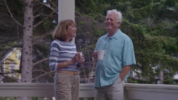 Senior Paar Mit Kaffee Auf Veranda Zusammen — Stockvideo