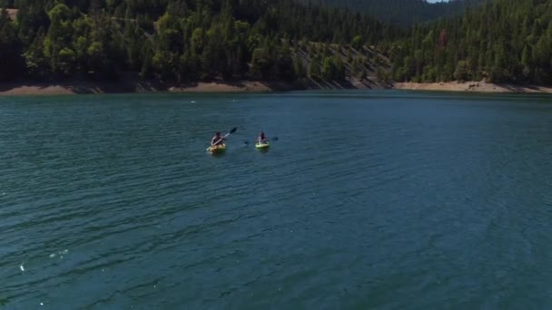 Dronebilde Par Kajakk Ved Innsjøen – stockvideo