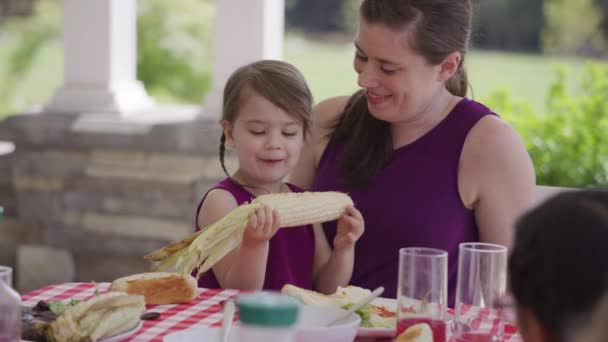 Μητέρα Και Κόρη Απολαμβάνουν Δείπνο Στο Μπάρμπεκιου Πίσω Αυλή — Αρχείο Βίντεο