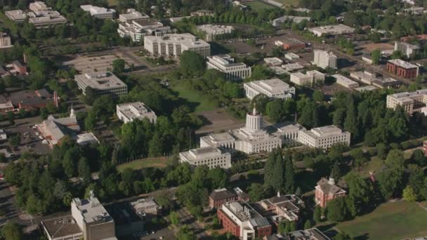 Salem, Oregon circa-2017, Aerial view of Oregon State Capitol Building, Salem, Oregon. Shot with Cineflex and RED Epic-W Helium. — Stock Footage Salem Oregon Circa 2017 Aerial View Oregon State Capitol Building Royalty Free Stock Footage
