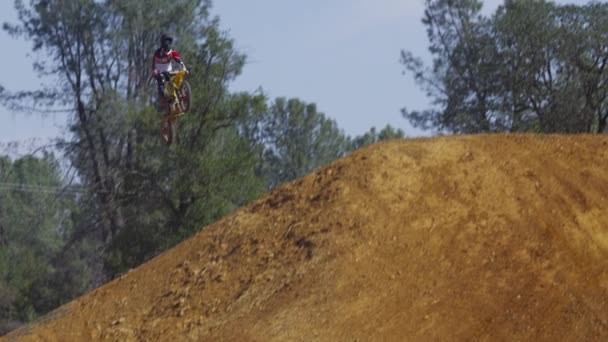 Motocross Piloto Saindo Grande Salto Câmera Lenta — Vídeo de Stock