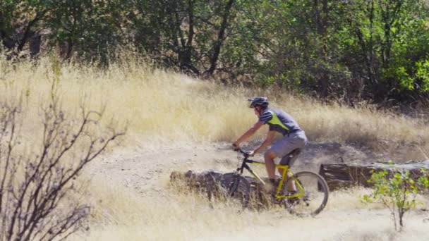 Hombre Montando Bicicleta Montaña Naturaleza — Vídeos de Stock