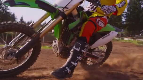 Motocross Rennfahrer Der Kurve Nahaufnahme Zeitlupe Vollständig Freigegeben — Stockvideo