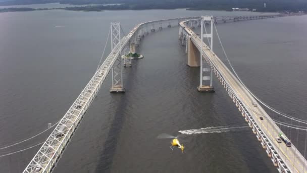 Flygfoto Helikopter Som Flyger Vid Chesapeake Bay Bridge Skott Med — Stockvideo