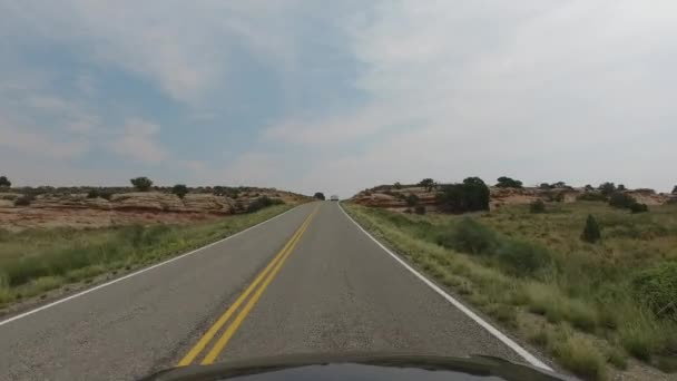 越野车驶过美国西南部的风景秀丽的道路 — 图库视频影像