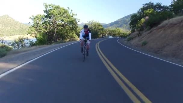 Чоловік Їде Велосипеді Сільській Дорозі — стокове відео