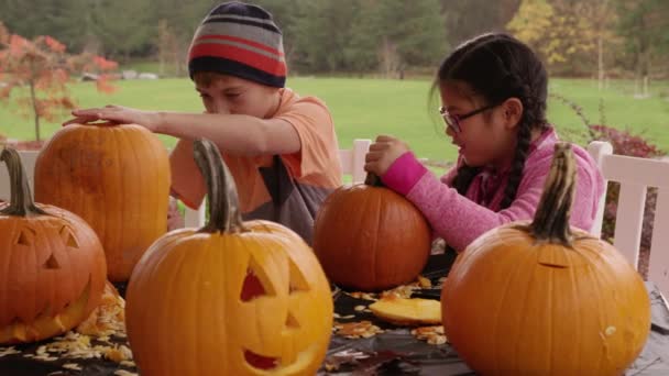 Kinderen Snijden Pompoenen Voor Halloween — Stockvideo
