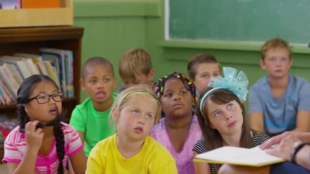 Crianças Ouvem Professor Ler Livro Levantar Mãos Sala Aula Escola — Vídeo de Stock