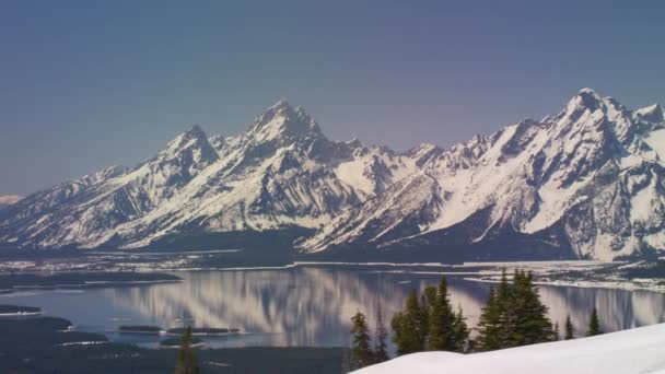 グランド トン国立公園 ロッキー山脈 ワイオミング州 美しい雪の空中ビューは 山の峰やジャクソン湖をカバーした ショットオーバージンバルとRed 8Kカメラでヘリコプターから撮影 — ストック動画
