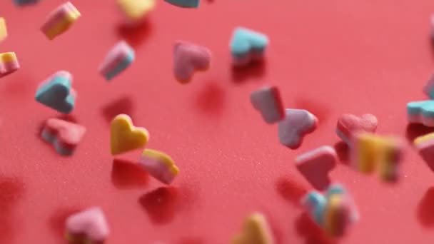 Día San Valentín Corazón Forma Caramelo Cayendo Rebotando Cámara Lenta — Vídeo de stock