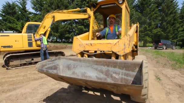 Trabalhador Construção Equipamento Escavação Condução — Vídeo de Stock