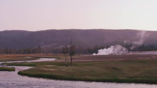 Ποταμός Ρέει Μέσα Από Yellowstone Εθνικό Πάρκο Ατμό Απόσταση — Αρχείο Βίντεο