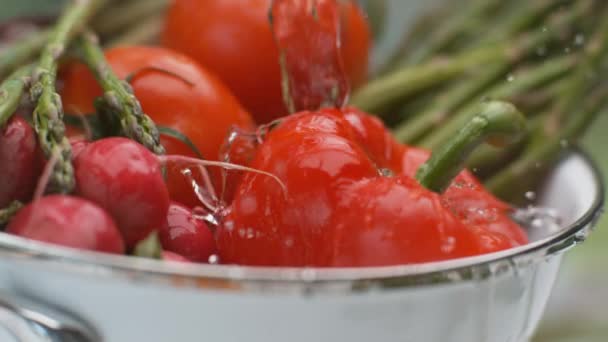 Wasser Spritzt Superzeitlupe Auf Gemüse Aufgenommen Mit Der Kamera Phantom — Stockvideo