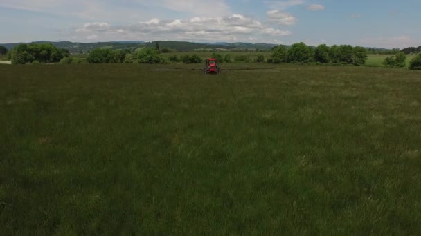 Letecký Záběr Traktoru Postřikování Trávy Semenářská Farma — Stock video