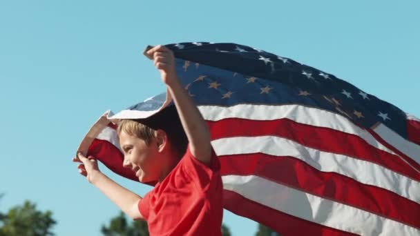 Хлопчик Біжить Американським Прапором Застрелений Phantom Flex — стокове відео