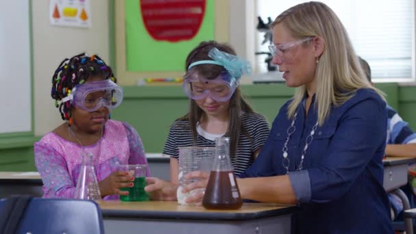 Вчитель Студенти Проводять Науковий Експеримент Шкільному Класі — стокове відео