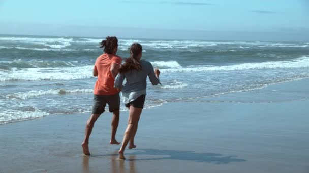 Pareja Playa Corriendo Cámara Súper Lenta — Vídeos de Stock