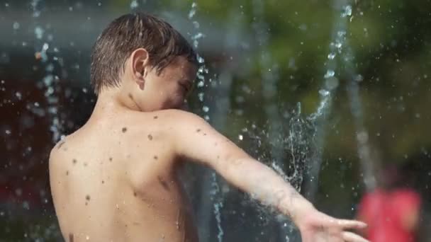 Junge Spielt Wasserfontäne Super Zeitlupe — Stockvideo