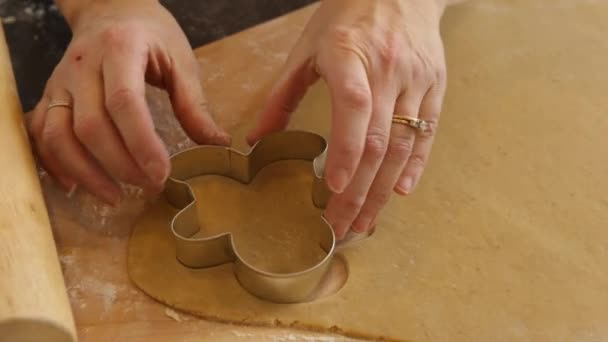 Peperkoek Mannen Koekjes Uitsnijden — Stockvideo