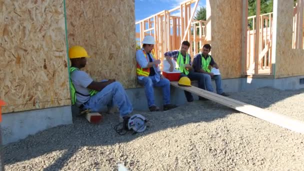 Grupo Trabajadores Construcción Tomando Descanso — Vídeo de stock