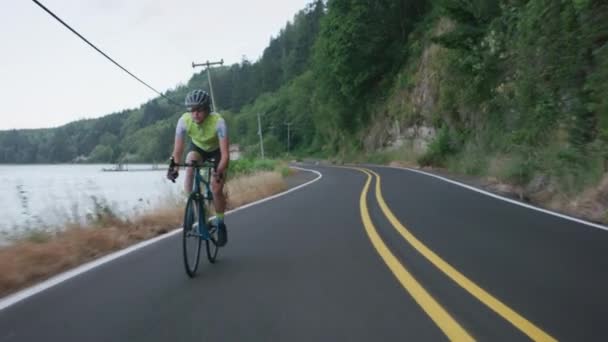 田舎道で女性サイクリストの撮影 商用利用のために完全リリース — ストック動画