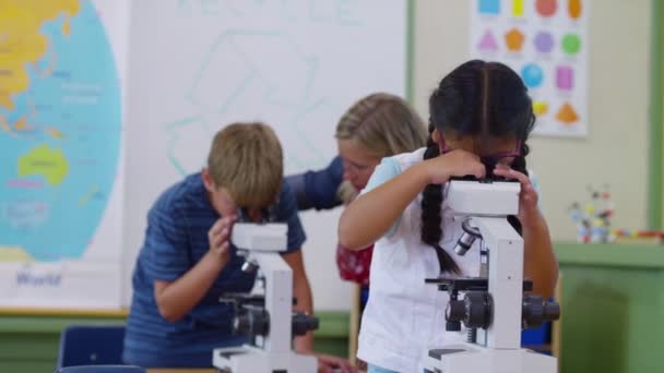 Docent Helpt Student Met Microscoop Wetenschapsles — Stockvideo