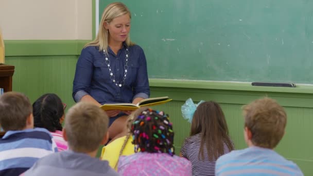 Læreren Leser Bok Barn Klasserommet – stockvideo