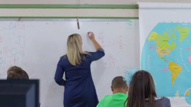 Professor Faz Perguntas Matemática Aos Alunos Sala Aula Escola — Vídeo de Stock