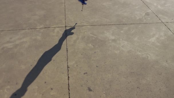 Chico Saltando Pogo Stick Sombra — Vídeos de Stock