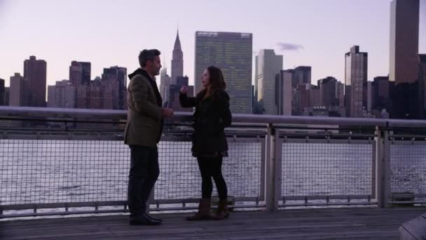 Par New York City Står Ved Floden Taler Med Skyline – Stock-video