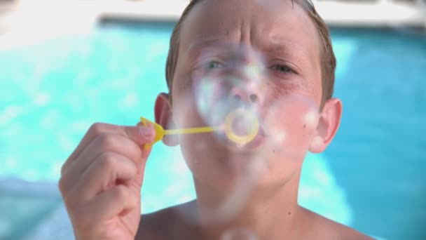 Jongen Blazen Bubbels Super Slow Motion — Stockvideo