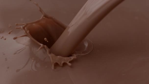 巧克力牛奶的倒入和慢动作的溅溅 — 图库视频影像