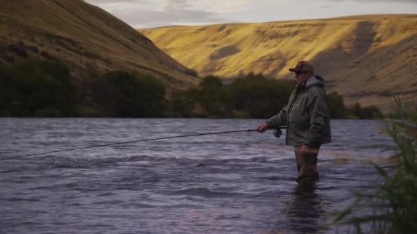 Άνθρωπος Πετούν Αλιεία Στο Όμορφο Ποτάμι Κατά Την Ανατολή Του — Αρχείο Βίντεο
